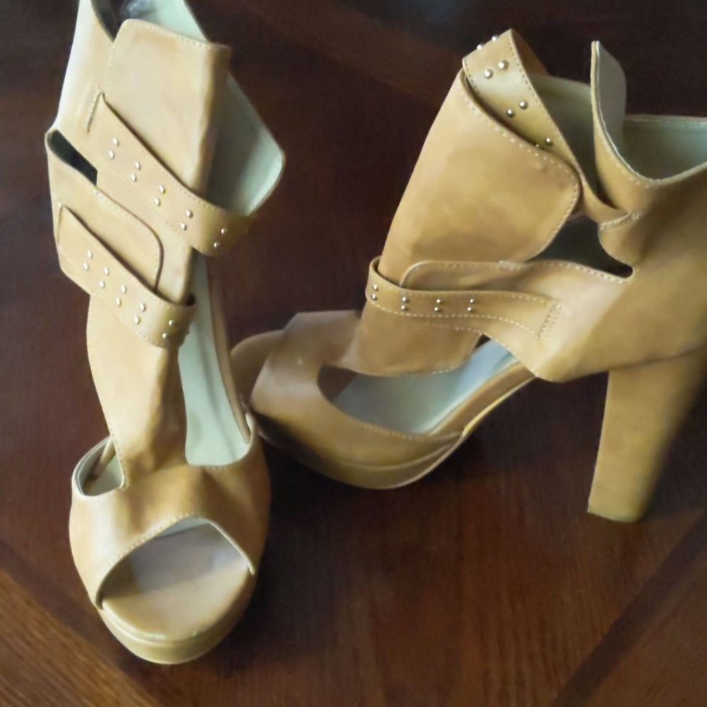Shoes - Picture 4 of 4